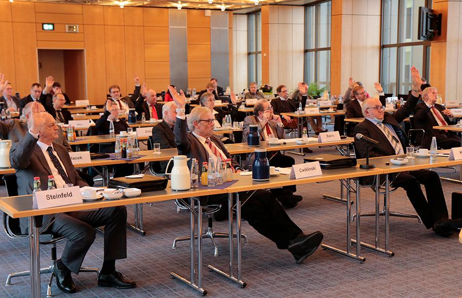 Im Großen Sitzungssaal stimmen die Mitglieder der Vertreterversammlung durch Handzeichen über den Etat ab. Im Großen Sitzungssaal stimmen die Mitglieder der Vertreterversammlung durch Handzeichen über den Etat ab.