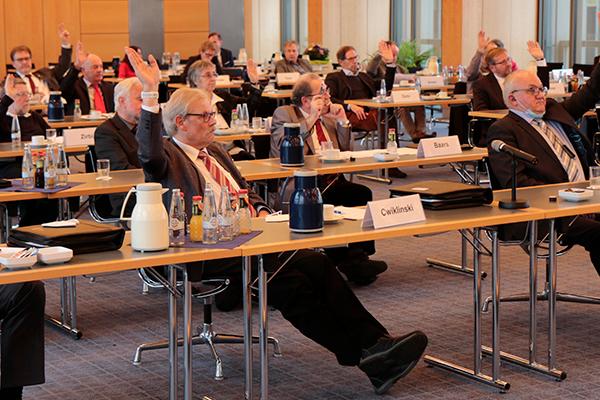 Im Großen Sitzungssaal stimmen die Mitglieder der Vertreterversammlung durch Handzeichen über den Etat ab. Im Großen Sitzungssaal stimmen die Mitglieder der Vertreterversammlung durch Handzeichen über den Etat ab.