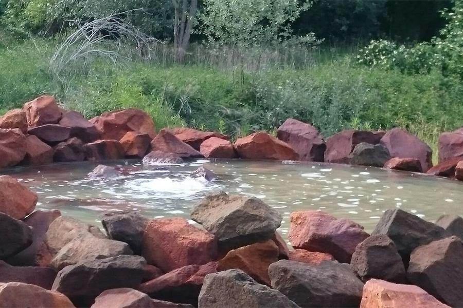 Ein Wasserbecken. Ein Wasserbecken.