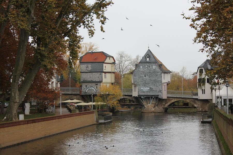 Zwei Häuser auf einer Brücke. Zwei Häuser auf einer Brücke.