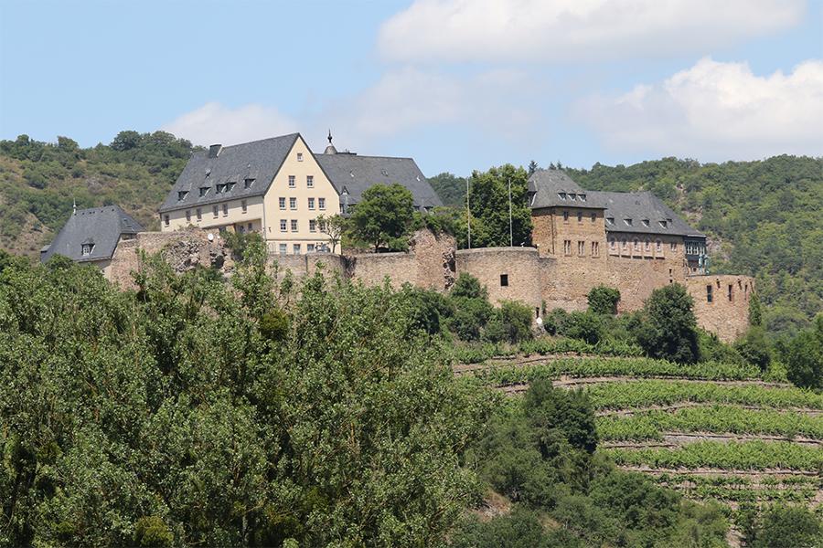 Eine Burg. Eine Burg.