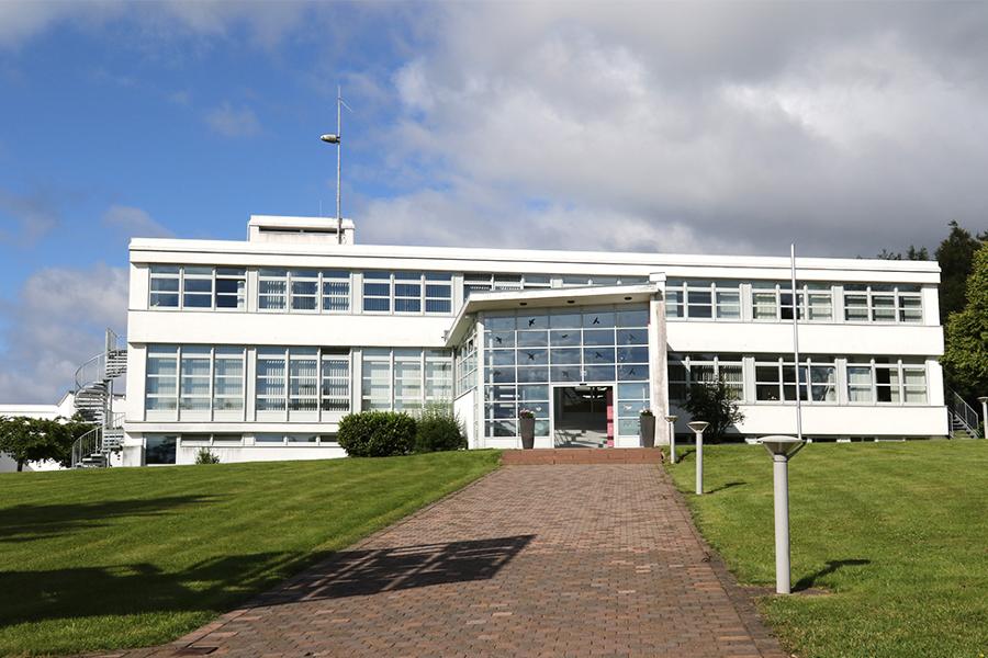 Ein langgestrecktes Gebäude. Ein langgestrecktes Gebäude.