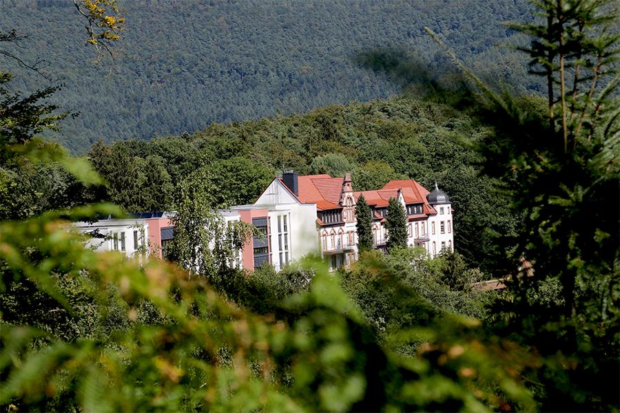 Ein Gebäude, mitten im Wald.. Ein Gebäude, mitten im Wald..