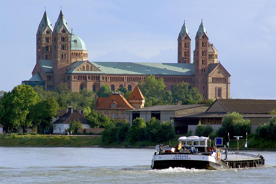 Eine Kirche. Eine Kirche.