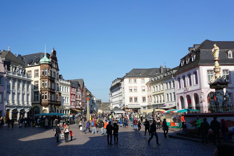 Ein Straßenzug. Ein Straßenzug.