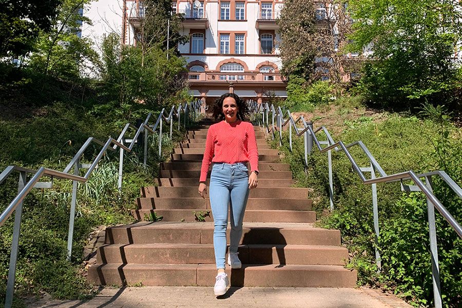 Eine junge Frau geht die Treppe vor der Fachklinik Eußerthal herunter