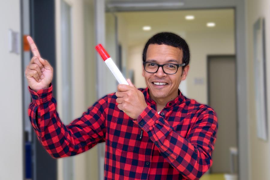Ein Mann hält einen Permanentmarker in der Hand.