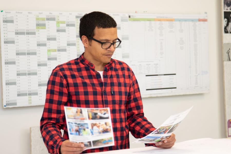 Ein Mann blickt auf Papierseiten. Ein Mann blickt auf Papierseiten.