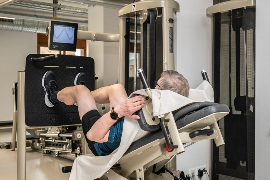 Patient beim Krafttrainig Patient beim Krafttrainig