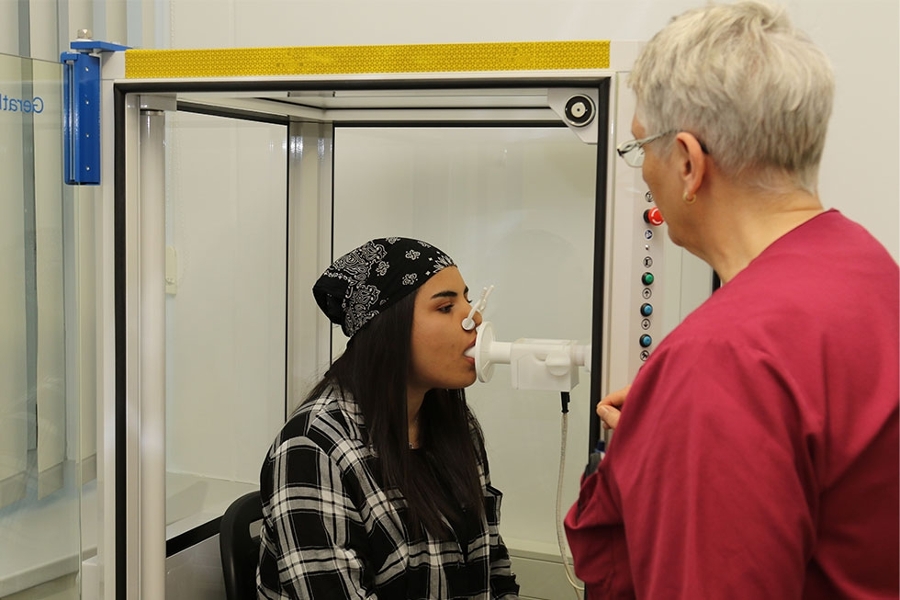 Eine Patientin macht einen Atemfunktionstest. Eine Patientin macht einen Atemfunktionstest.