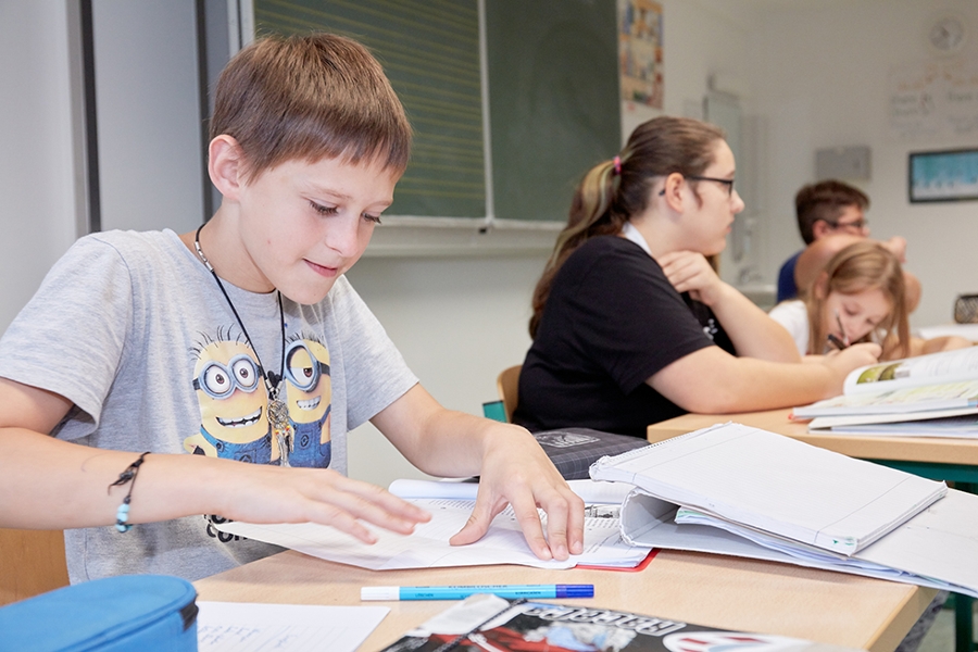 Schülerinnen und Schüler während des Schulunterrichts Schülerinnen und Schüler während des Schulunterrichts
