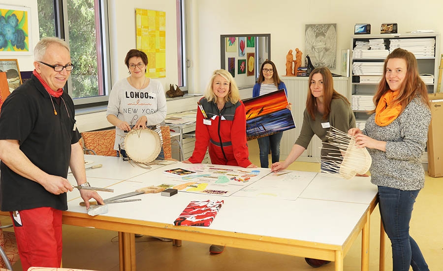 Im Kreativraum malen verschiedene Personen, bearbeiten Speckstein oder flechten Körbe. Im Kreativraum malen verschiedene Personen, bearbeiten Speckstein oder flechten Körbe.