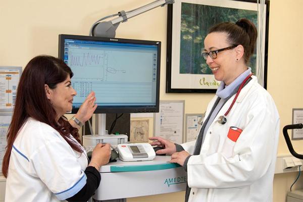 Zwei Ärztinnen. Zwei Ärztinnen.