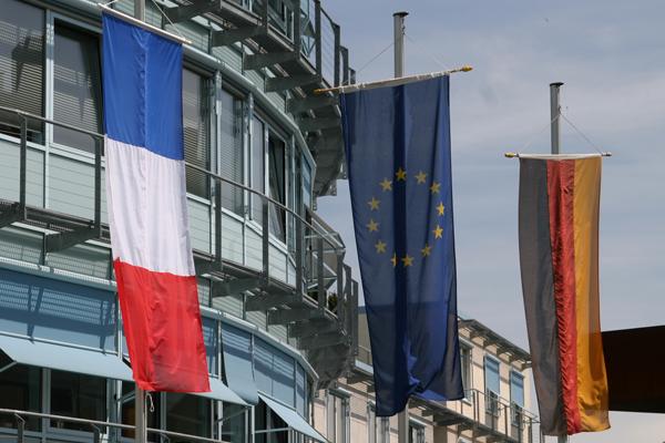 Auf dem Fotosind drei Flaggen zu sehen: die französische, die europäische und die deutsche. 