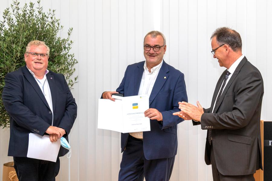 Mit Schutzmaske und Handschuh: Der Vorsitzende der Vertreterversammlung Thomas Breuer gratuliert Charles Hall zur Wahl als neuer stellvertretender Geschäftsführer Mit Schutzmaske und Handschuh: Der Vorsitzende der Vertreterversammlung Thomas Breuer gratuliert Charles Hall zur Wahl als neuer stellvertretender Geschäftsführer