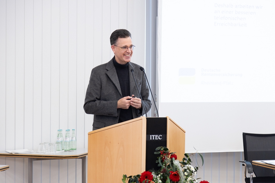 Johannes Reichert beim Bericht der Geschäftsleitung: Als Teil der kritischen Infrastruktur muss die DRV konsequent ihre Informationssysteme gegen Angriffe und Ausfälle schützen. Johannes Reichert beim Bericht der Geschäftsleitung: Als Teil der kritischen Infrastruktur muss die DRV konsequent ihre Informationssysteme gegen Angriffe und Ausfälle schützen.