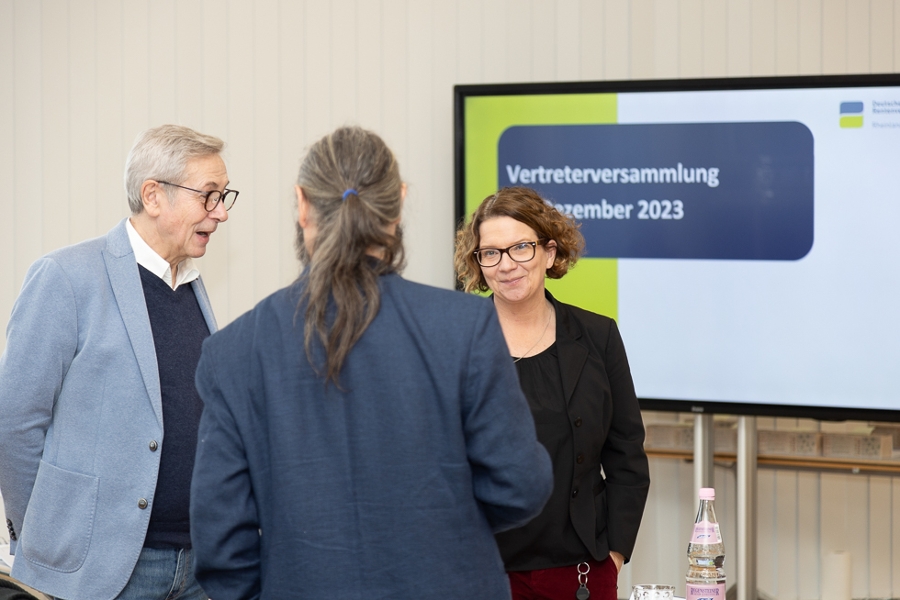 Alternierende Vorsitzende Beate Petry bei Gesprächen am Rande der Versammlung. Alternierende Vorsitzende Beate Petry bei Gesprächen am Rande der Versammlung.