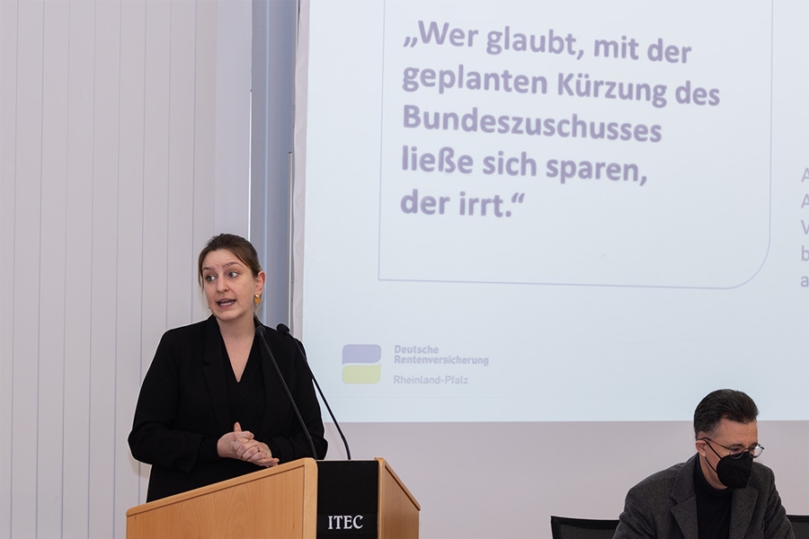 Vorstandsvorsitzene Myriam Lauzi bei ihrem Bericht Vorstandsvorsitzene Myriam Lauzi bei ihrem Bericht