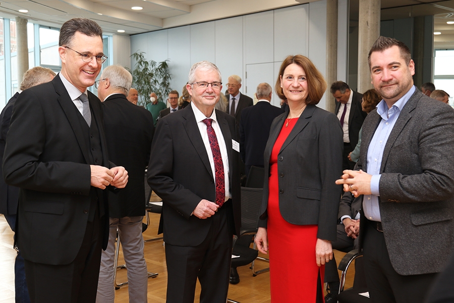 Stellvertretender Geschäftsführer Johannes Reichert, ehemaliger Geschäftsführer Matthias Förster, neue Geschäftsführerin Dr. Bettina Rademacher-Bensing, Staatssekretär Fedor Ruhose Stellvertretender Geschäftsführer Johannes Reichert, ehemaliger Geschäftsführer Matthias Förster, neue Geschäftsführerin Dr. Bettina Rademacher-Bensing, Staatssekretär Fedor Ruhose