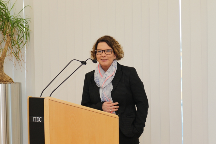 Vorstandsvorsitzende Beate Petry leitete durch die Feierstunde Vorstandsvorsitzende Beate Petry leitete durch die Feierstunde