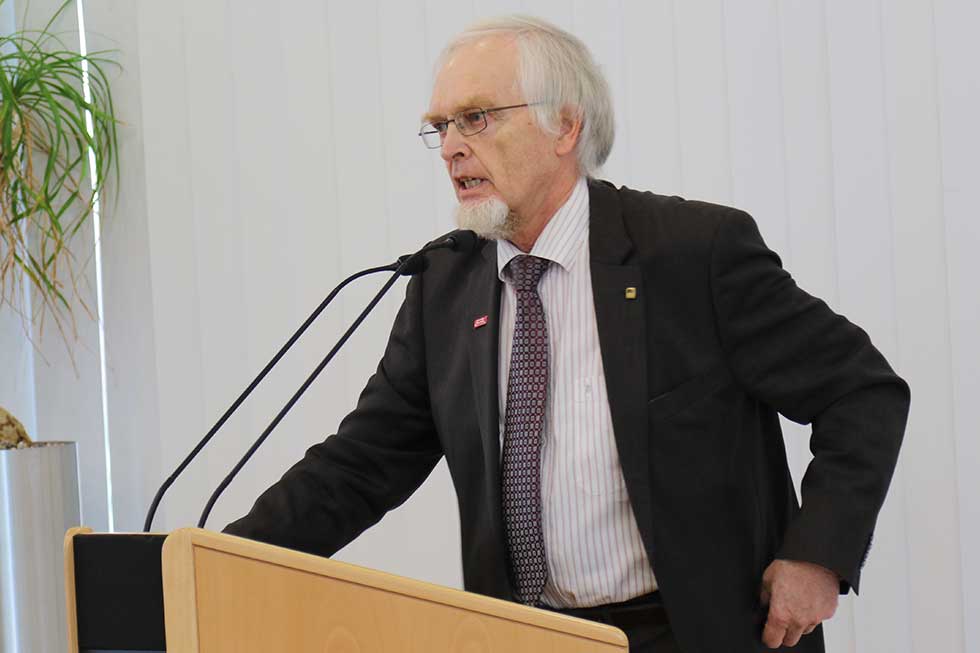 Prof. Ralf Kreikebohm bei seinem launigen Festvortrag zur Zukunft der Rente Prof. Ralf Kreikebohm bei seinem launigen Festvortrag zur Zukunft der Rente