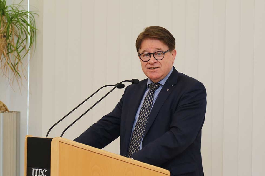 Für die Geschäftsführenden sprach Werner Krempl aus dem Erweiterten Direktorium der DRV Bund Für die Geschäftsführenden sprach Werner Krempl aus dem Erweiterten Direktorium der DRV Bund