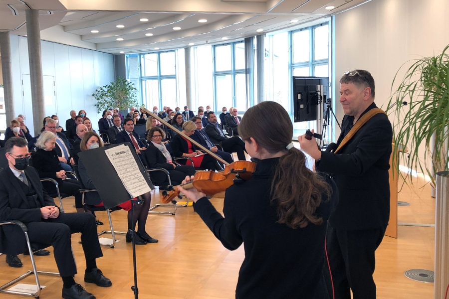 Einen musikalischen Rahmen bot Bernhard Sperrfechter von der Musikschule Speyer mit seiner Schülerin Einen musikalischen Rahmen bot Bernhard Sperrfechter von der Musikschule Speyer mit seiner Schülerin