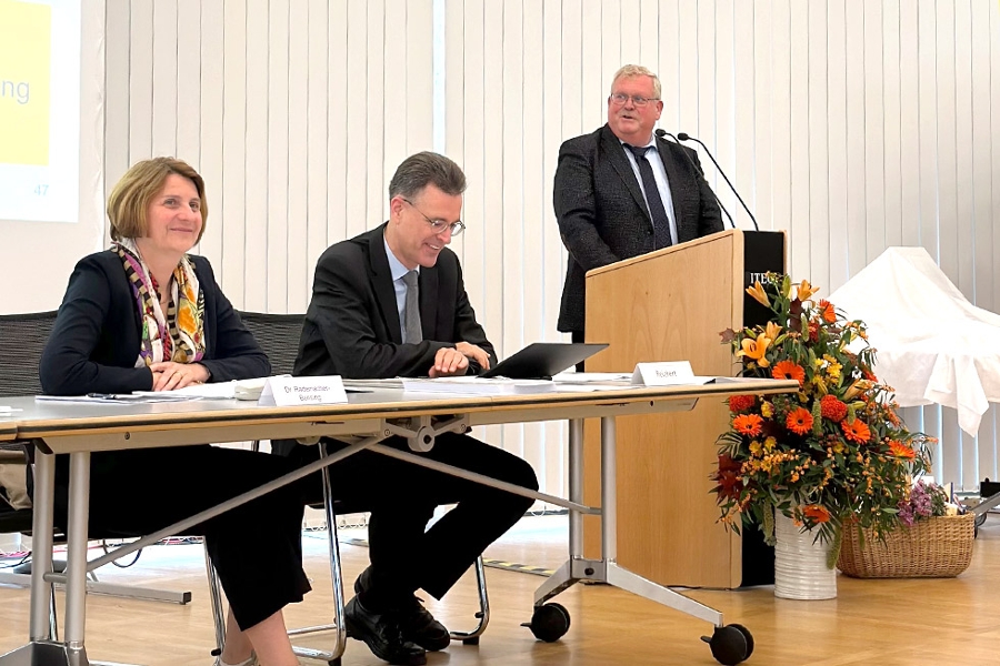 Der Vorsitzende der Vertreterversammlung Thomas Breuer eröffnet die Versammlung Der Vorsitzende der Vertreterversammlung Thomas Breuer eröffnet die Versammlung