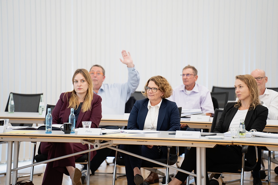 Die alternierenden Vorstandsvorsitzenden Myriam Lauzi und Beate Petry (von links) in der Vertreterversammlung. Die alternierenden Vorstandsvorsitzenden Myriam Lauzi und Beate Petry (von links) in der Vertreterversammlung.