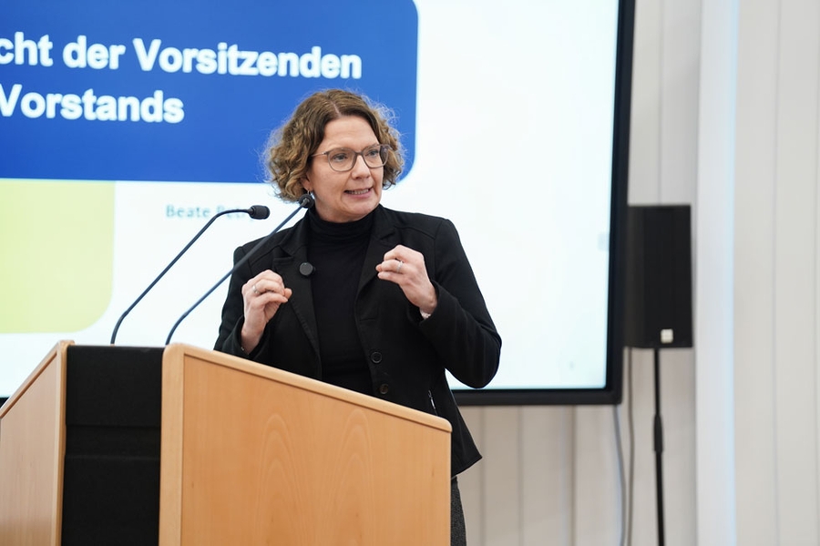 Vorstandsvorsitzende Beate Petry, informierte die Delegierten der Vertreterversammlung, dass der Beitragssatz im kommenden Jahr stabil bleibt. Vorstandsvorsitzende Beate Petry, informierte die Delegierten der Vertreterversammlung, dass der Beitragssatz im kommenden Jahr stabil bleibt.