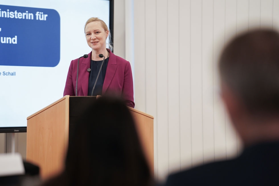 Grußwort von Dörte Schall, Ministerin für Arbeit, Soziales, Transformation und Digitalisierung Grußwort von Dörte Schall, Ministerin für Arbeit, Soziales, Transformation und Digitalisierung