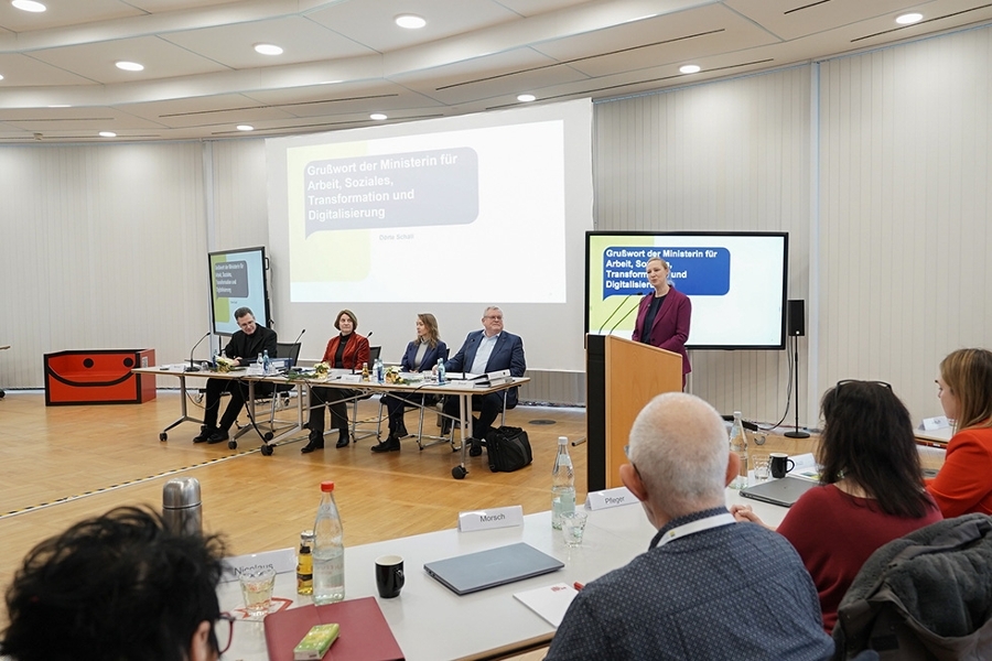 Blick auf das Podium: vl. Johannes Reichert, Dr. Bettina Rademacher-Bensing, Franziska Bliewert und Thomas Breuer. Am Rednerpult Ministerin Dörte Schall. Blick auf das Podium: vl. Johannes Reichert, Dr. Bettina Rademacher-Bensing, Franziska Bliewert und Thomas Breuer. Am Rednerpult Ministerin Dörte Schall.
