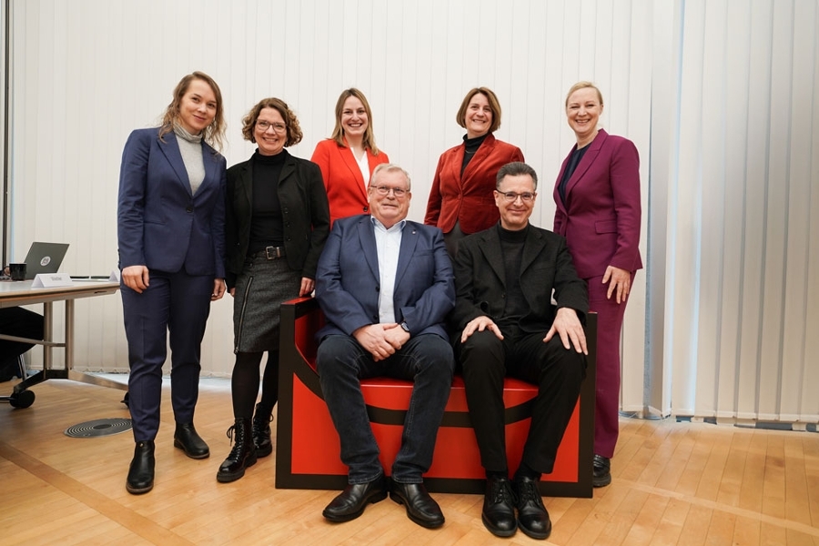 Vorsitzender Thomas Breuer (Mitte) lud v.l. Franziska Bliewert, Beate Petry, Myriam Lauzi, Bettina Rademacher-Bensing, Ministerin Dörte Schall und Johannes Reichert zum Gruppenfoto auf die "Sozialwahl-Bank" ein. Vorsitzender Thomas Breuer (Mitte) lud v.l. Franziska Bliewert, Beate Petry, Myriam Lauzi, Bettina Rademacher-Bensing, Ministerin Dörte Schall und Johannes Reichert zum Gruppenfoto auf die "Sozialwahl-Bank" ein.