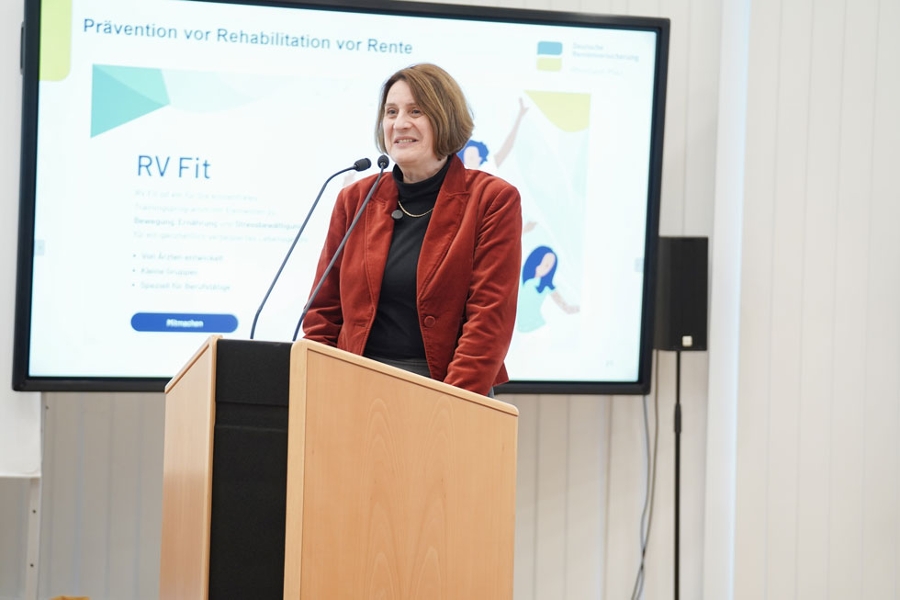Geschäftsführerin Dr. Bettina Rademacher-Bensing berichtete zur digitalen Transformation "made in Rheinland-Pfalz" und zur wachsenden Nachfrage nach Präventionsleistungen. Geschäftsführerin Dr. Bettina Rademacher-Bensing berichtete zur digitalen Transformation "made in Rheinland-Pfalz" und zur wachsenden Nachfrage nach Präventionsleistungen.