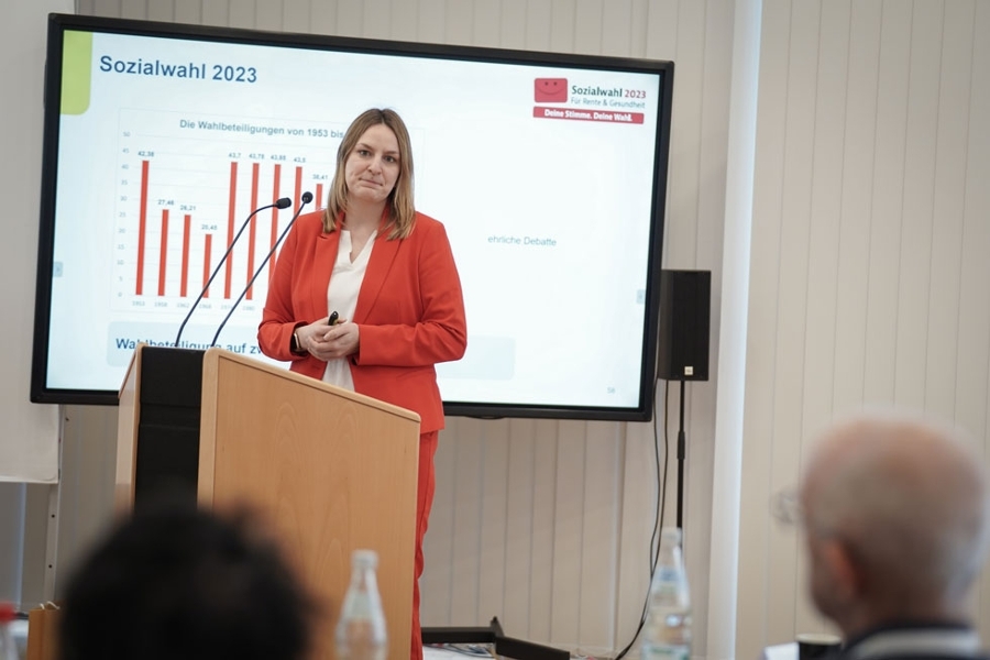 Stellvertretende Vorstandsvorsitzende Myriam Lauzi blickte auf die Sozialwahlen 2023 zurück. Stellvertretende Vorstandsvorsitzende Myriam Lauzi blickte auf die Sozialwahlen 2023 zurück.