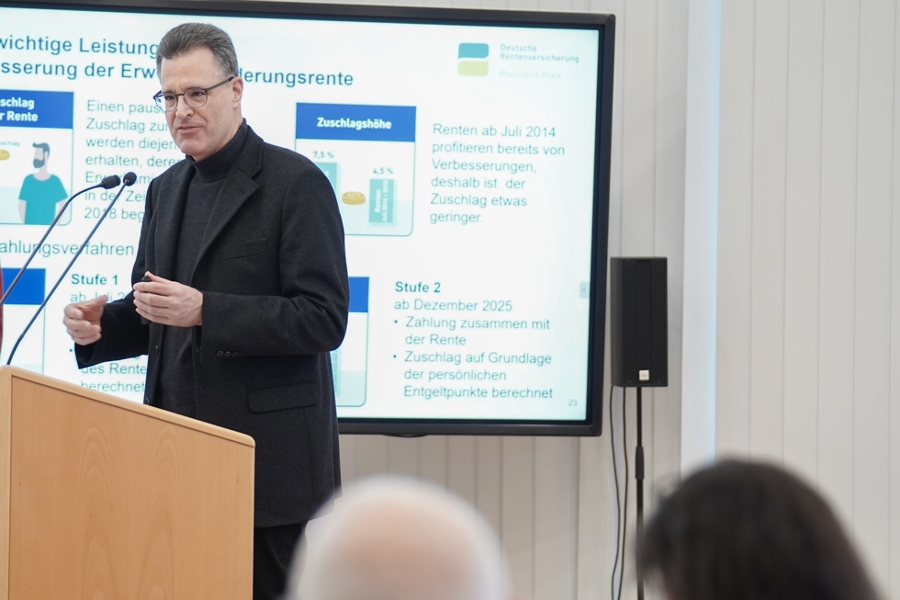 Stellvertretender Geschäftsführer Johannes Reichert berichtete über die Verbesserungen bei Erwerbsminderungsrenten und zur Informationssicherheit. Stellvertretender Geschäftsführer Johannes Reichert berichtete über die Verbesserungen bei Erwerbsminderungsrenten und zur Informationssicherheit.