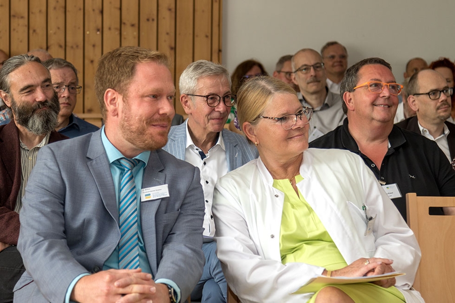 Gastgebende: Kaufmännischer Direktor Daniel Böhm und Ärztliche Direktorin Dr. Ute Dederichs-Masius freuen sich über den Besuch der Selbstverwalter in der Drei-Burgen-Klinik. Gastgebende: Kaufmännischer Direktor Daniel Böhm und Ärztliche Direktorin Dr. Ute Dederichs-Masius freuen sich über den Besuch der Selbstverwalter in der Drei-Burgen-Klinik.