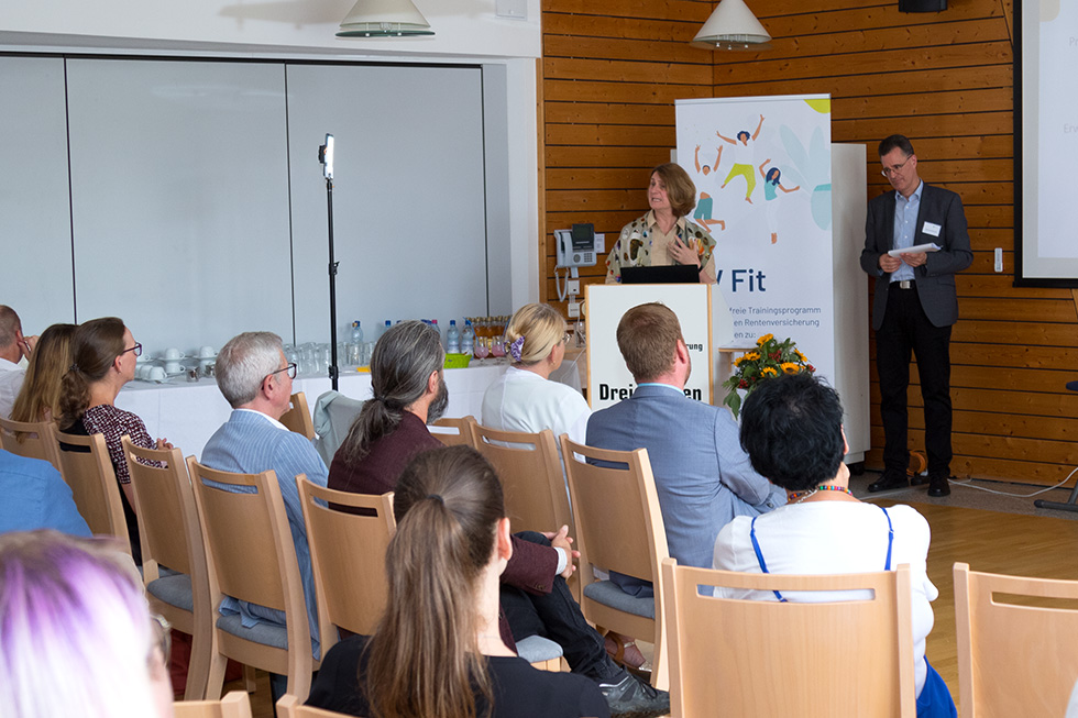 Geschäftsführende Dr. Bettina Rademacher-Bensing und Johannes Reichert bei ihren Ausführungen über die laufenden Geschäfte der Deutschen Rentenversicherung Rheinland-Pfalz. Geschäftsführende Dr. Bettina Rademacher-Bensing und Johannes Reichert bei ihren Ausführungen über die laufenden Geschäfte der Deutschen Rentenversicherung Rheinland-Pfalz.