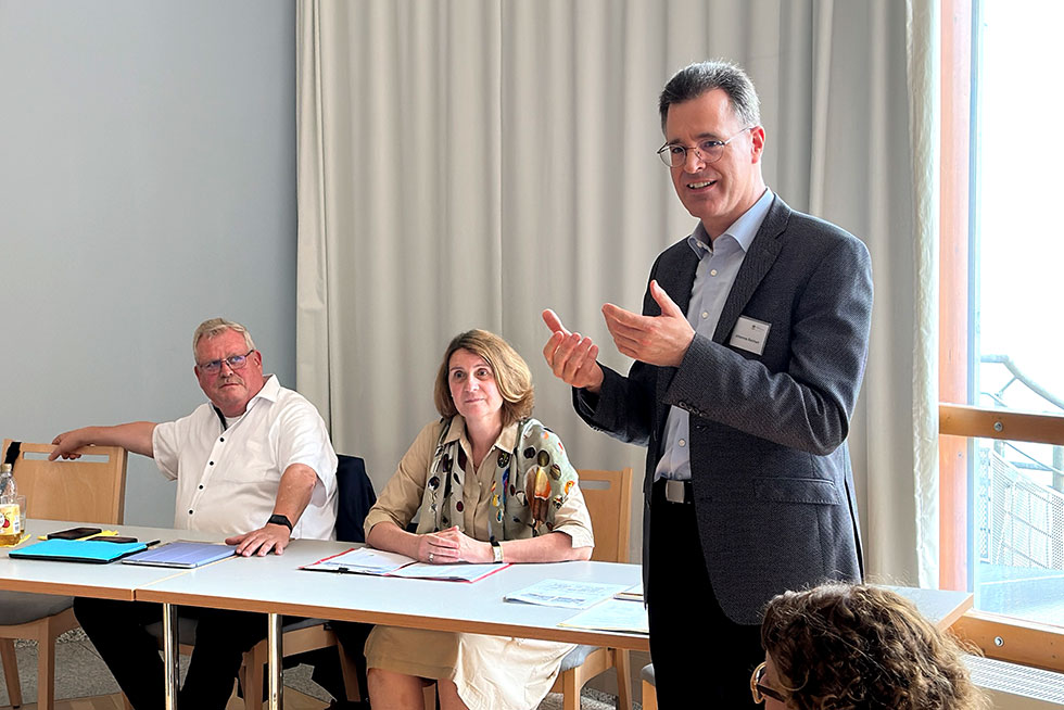 Engagierter Austausch: Stellvertretender Geschäftsführer Johannes Reichert geht auf Rückfragen und Anregungen ein. Engagierter Austausch: Stellvertretender Geschäftsführer Johannes Reichert geht auf Rückfragen und Anregungen ein.