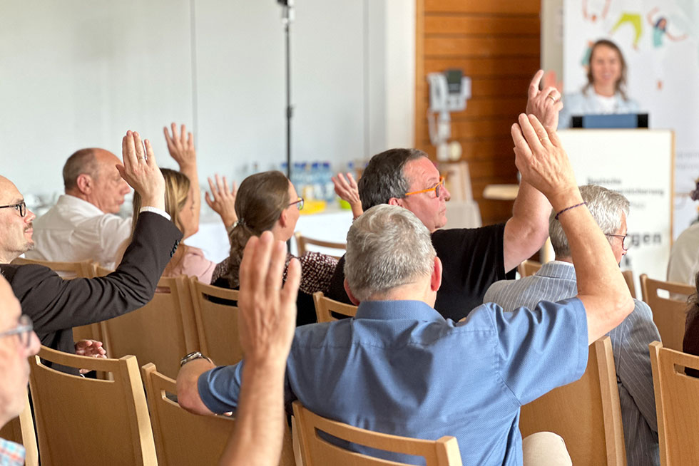 Die Vorsitzende der Vertreterversammlung Franziska Bliewert (im Hintergrund am Rednerpult) freute sich über einstimmige Beschlüsse. Die Vorsitzende der Vertreterversammlung Franziska Bliewert (im Hintergrund am Rednerpult) freute sich über einstimmige Beschlüsse.