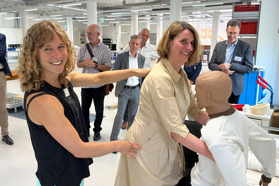 Auf die richtige Rückenhaltung kommt es an. Physiotherapeutin Maike Spindler zeigt die Präventions- und Rehaangebote bei einem Klinikrundgang. Auf die richtige Rückenhaltung kommt es an. Physiotherapeutin Maike Spindler zeigt die Präventions- und Rehaangebote bei einem Klinikrundgang.