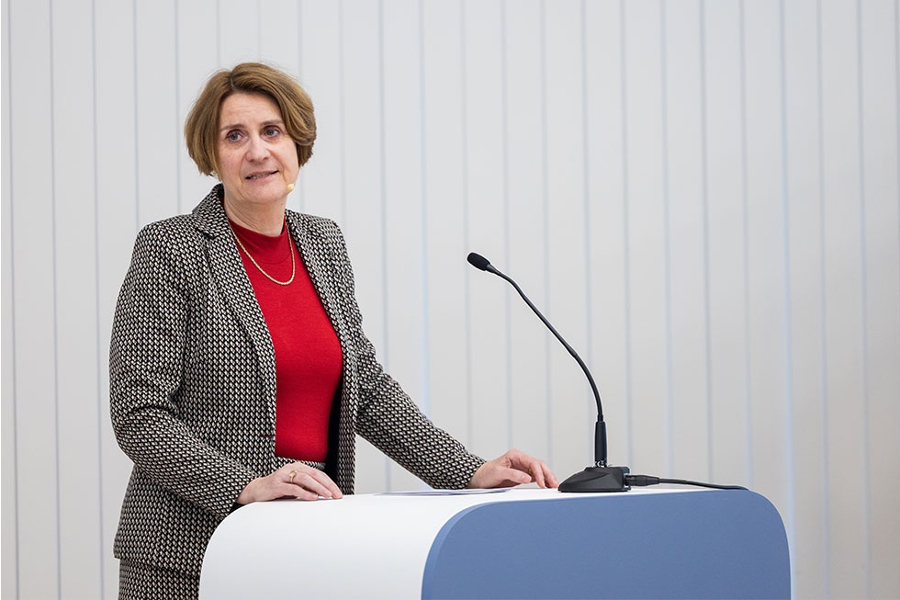 Geschäftsführerin Dr. Bettina Rademacher-Bensing am Rednerpult Geschäftsführerin Dr. Bettina Rademacher-Bensing am Rednerpult