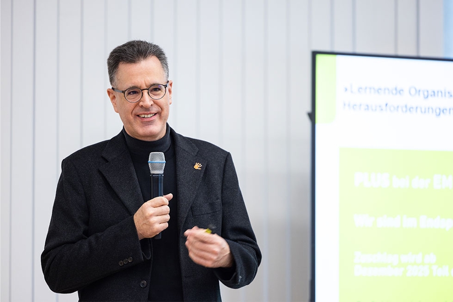 Stellvertretender Geschäftsführer Johannes Reichert spricht auf der Vertreterversammlung. Stellvertretender Geschäftsführer Johannes Reichert spricht auf der Vertreterversammlung.