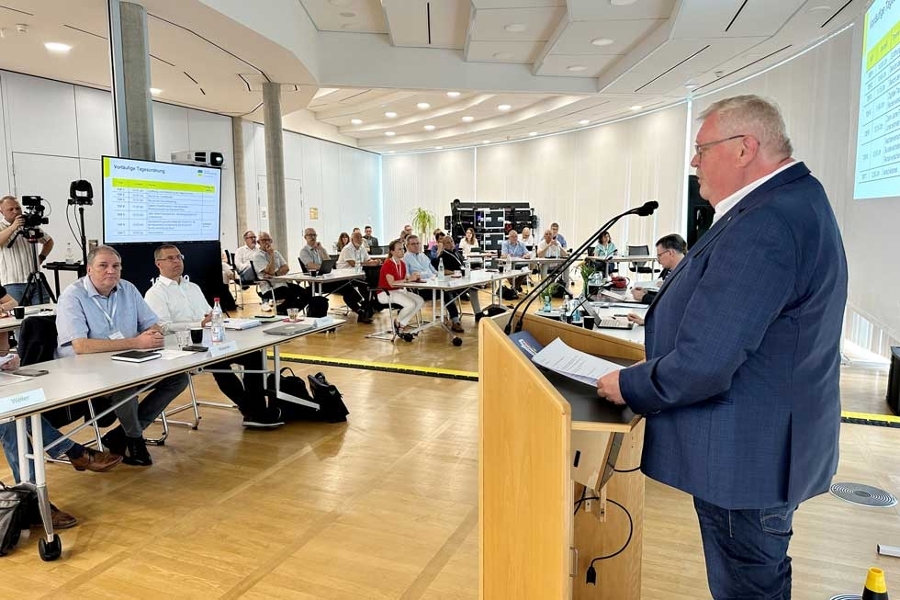 Vorsitzender Thomas Breuer eröffnet die Sitzung der Vertreterversammlung. Vorsitzender Thomas Breuer eröffnet die Sitzung der Vertreterversammlung.