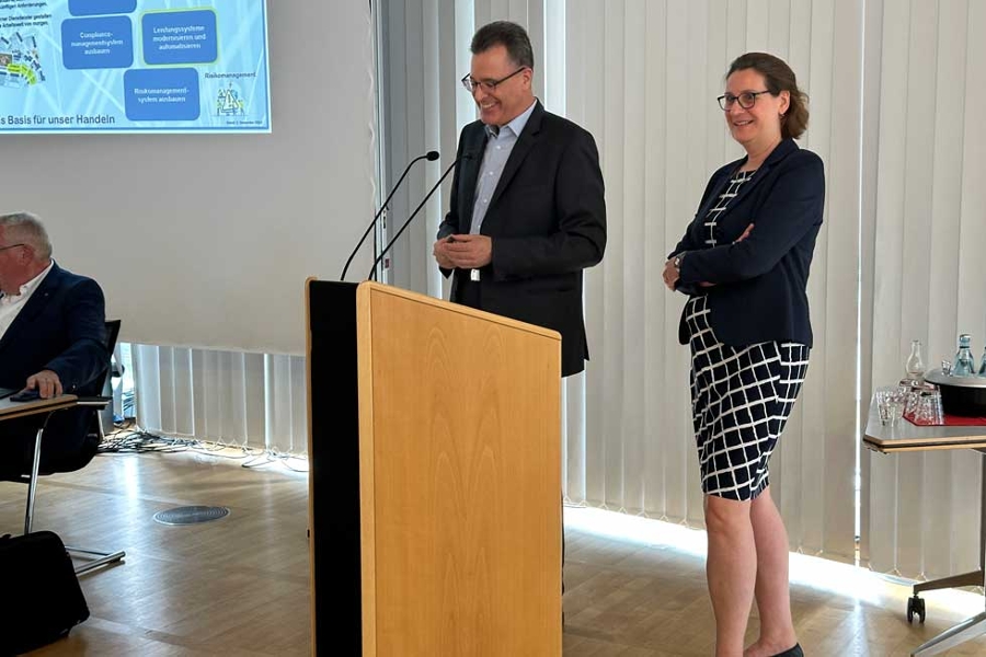 Geschäftsführerin Dr. Bettina Rademacher-Bensing und stellvertretender Geschäftsführer Johannes Reichert sprechen vor der Vertreterversammlung Geschäftsführerin Dr. Bettina Rademacher-Bensing und stellvertretender Geschäftsführer Johannes Reichert sprechen vor der Vertreterversammlung