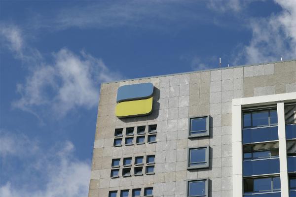 Auf dem Foto sind die oberen Stockwerke eines Hochhaus zu sehen Auf dem Foto sind die oberen Stockwerke eines Hochhaus zu sehen