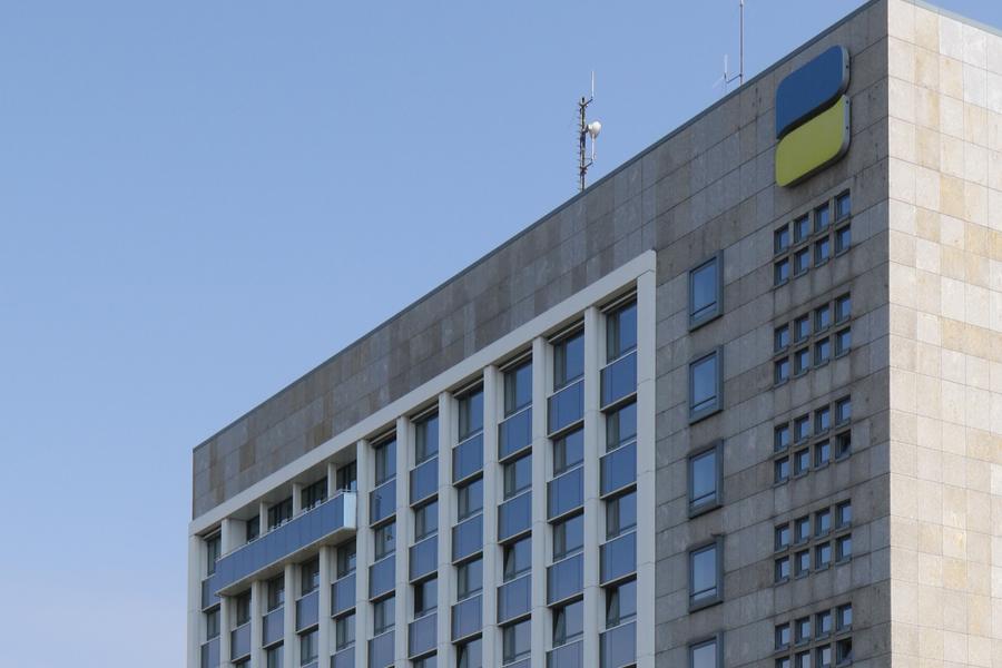 Auf dem Foto ist ein Hochhaus mit 13 Stockwerken zu sehen Auf dem Foto ist ein Hochhaus mit 13 Stockwerken zu sehen