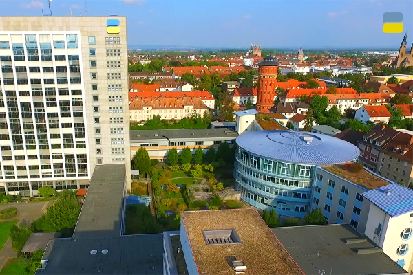 Startbild Drohnenflug über die Hauptverwaltung Speyer, Hochhaus und Blick Richtung Dom