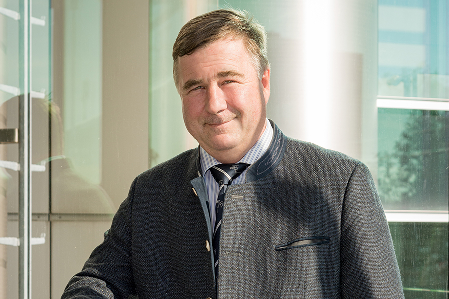 alternierender Vorsitzender: Werner Ziegelmeier (Arbeitgebervertreter) alternierender Vorsitzender: Werner Ziegelmeier (Arbeitgebervertreter)