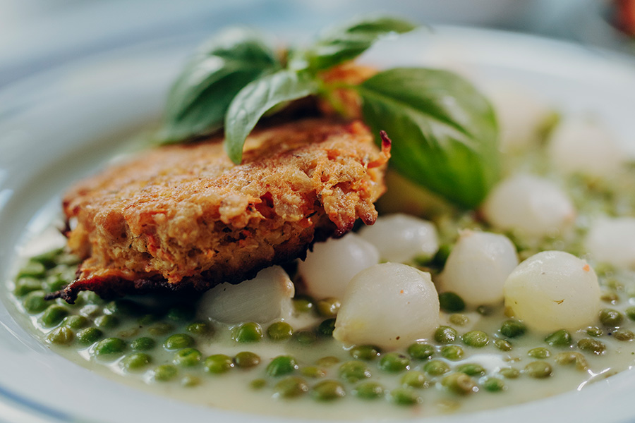 mehrere Menschen machen Bewegungsübungen auf einem Gymnastikball mehrere Menschen machen Bewegungsübungen auf einem Gymnastikball